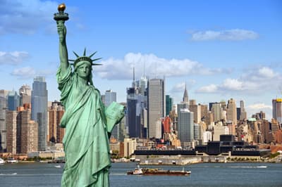 Neben ihren weltberühmten Sehenswürdigkeiten besticht "die Stadt, die niemals schläft" mit einer riesigen kulturellen Vielfalt Die Skyline von New York mit der Freiheitsstatue im Vordergrund