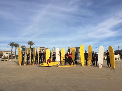 "America's Finest City" ist unter Surfern sehr beliebt Surfer stehen mit ihrem Surfbrett in einer Reihe am Strand von San Diego