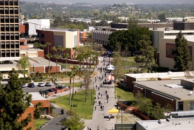 Ein echter College Campus im Herzen LAs Sicht auf den Campus der Cal State LA
