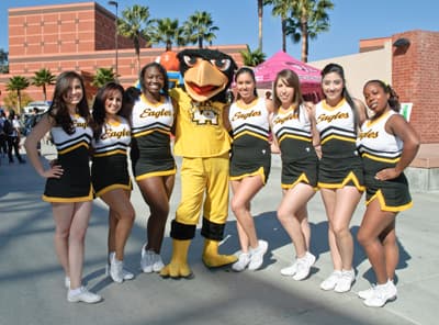 Hochschulsport spielt eine wichtige Rolle für amerikanische Studierende Cheerleader der Cal State LA mit ihrem Maskottchen