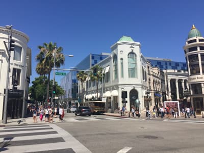 Kleiner Einblick in die schillernde Welt der Reichen und Schönen Straßenkreuzung mit prunkvollen Geschäftsgebäuden am Rodeo Drive in Beverly Hills