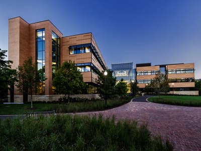 Egal ob BWL, Naturwissenschaften oder Ingenieurwesen, an der North Park bekommst du alles! Gebäude der North Park University