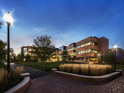 Die North Park University bietet dir eine familiäre Campus-Community in einer der größten Städte der USA Campus der North Park University