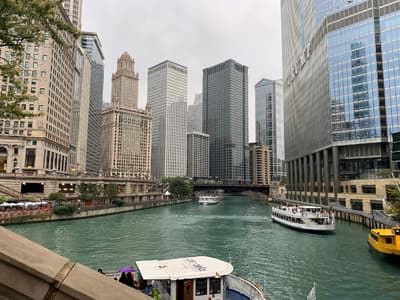 Auf den Bootstouren erfährst du mehr über die Geschichten hinter den Hochhäusern. Blick auf den Chicago River und die umliegenden Hochhäuser