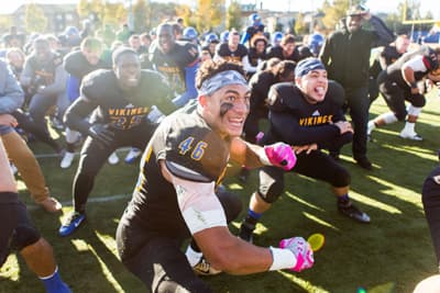 Zu den Footballspielen der NPU kommen um die tausend Zuschauer*innen. Football-Spieler der North Park University