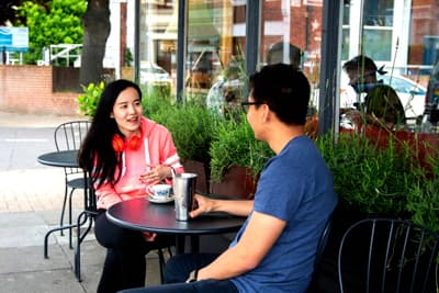 Zwischendurch erstmal einen Kaffee! Studierende der Uni in einem Straßencafé
