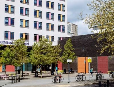 Hervorragende Studienoptionen für dein Auslandssemester Das Gebäude der Business School der University of Portsmouth