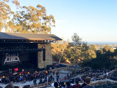 Weltstars live erleben Blick von der Tribüne der Santa Barbara Bowl auf die Bühne und das Meer.
