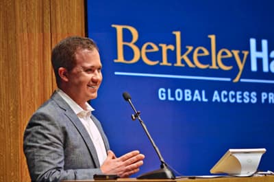 Alex Budak bringt seine Erfahrungen als Sozialunternehmer in den Unterricht mit ein. Der Executive Director des Berkeley Haas Global Access Programm, Alex Budak