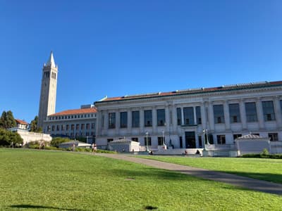 Hier kann man gut Frisbee, Spikeball und sogar Quidditch spielen. Campus der UC Berkeley