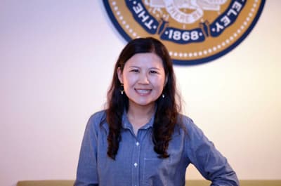 Julie Jang erklärt, warum die Besuche der Unternehmen im Silicon Valley für die Studierenden eine wertvolle Erfahrung sind. Bildbeschreibung hier eingeben