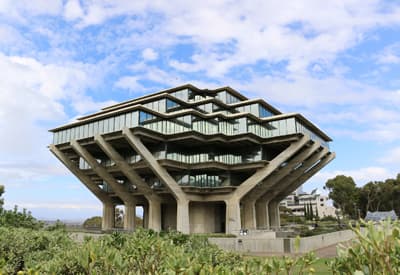 Studieren an einer der Top-Forschungsunis der USA Die Geisel Library ist ein Wahrzeichen des Campus der UCSD