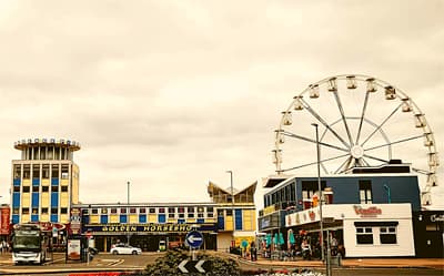 Freizeitspaß pur! Eingang zum Clarence Pier mit Riesenrad im Hintergrund