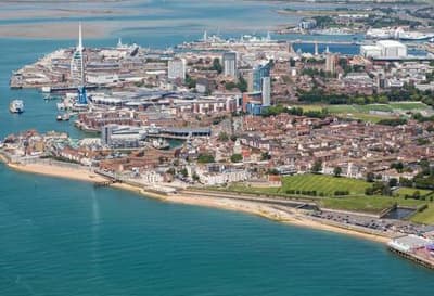 Die "Island City" Luftaufnahme von Portsmouth mit dem berühmten Spinnaker Tower an der Küste