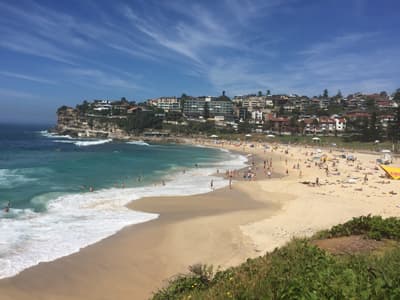 Der Bondi Beach ist einer der bekanntesten Strände Sydneys Bondi Beach in Sydney, Australien