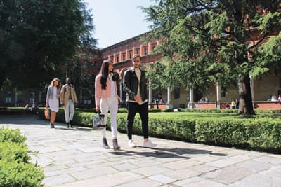 Der Campus in Mailand war ursprünglich ein Kloster und zeichnet sich durch eine besondere Atmosphäre aus. Studierende auf dem Hauptcampus der Università Cattolica del Sacro Cuore in Mailand