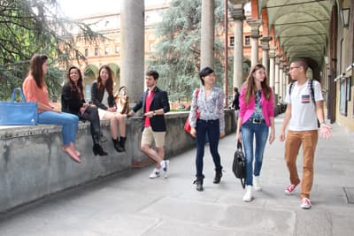 Auf dem Campus in Mailand werden viele englischsprachige Studiengänge angeboten, darunter der Master of Science in Management. Studierende auf dem Hauptcampus der Università Cattolica del Sacro Cuore in Mailand