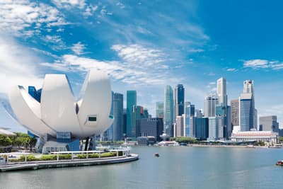 Das Wirtschafts- und Finanzzentrum zählt zu den innovativsten und grünsten Metropolen der Welt! Blick auf die Metropole Singapur