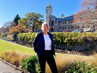 Teri hatte während ihres Studiums an der University of Otago eine großartige Zeit! Teri Higgins auf dem Campus der University of Otago