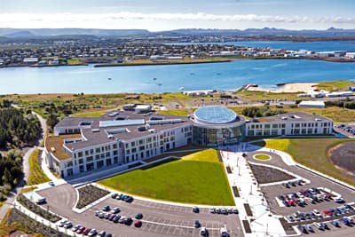 Die RU ist Island "in a nutshell" Das moderne Campusgebäude der Reykjavík University liegt in einem der schönsten Teile der Stadt direkt am Fjord.