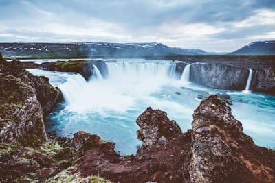 Rauschende Ressourcen Der Goðafoss Wasserfall in Island ist ein beeindruckendes Naturschauspiel