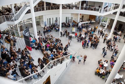 Gemeinsam vorwärts! Studierende im zentralen Foyer der Universität