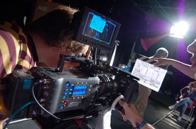 Wie wäre es mit einem Schwerpunkt in Directing, Screen Writing, Editing, Production Management oder Documentary? Filmdreh in einem Filmstudio der University of South Wales