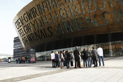 In Cardiff kannst du viele wertvolle Kontakte im Film- und Medienbereich knüpfen. Studierende vor dem Wales Millennium Centre in Cardiff