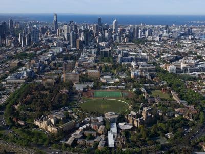 Wer an der University of Melbourne studiert, profitiert nicht nur vom ausgezeichneten Ruf der Uni, sondern auch von ihrer tollen Lage. Der Campus der Universität mit Melbournes Skyline im Hintergrund