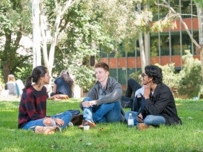 Studierende können aus einem bunten Lehrangebot wählen. Studierende auf dem Campus der Universität.