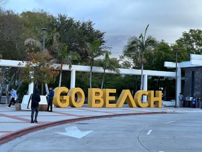 Nach der Uni am Strand chillen! Aufstellschriftzug "Go Beach" auf dem Campus der CSULB