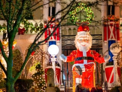 Festliche Beleuchtung und weihnachtliche Dektorationen im Viertel Dyker Heights Festliche Dekorationen im Viertel Dyker Heights