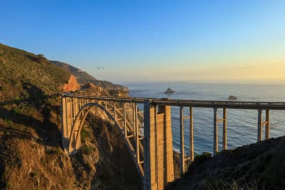 Rund um Berkeley gibt es viel zu entdecken! Blick auf eine Brücke an der Felsküste in Kalifornien
