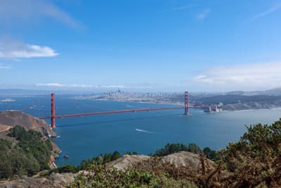 Vom Campus der UC Berkeley kann man die berühmte Golden Gate Bridge sehen. Blick auf die Golden Gate Bridge und die umliegende Bay Area