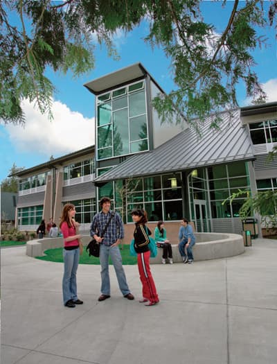 Einige Studierende vor dem Tech Center des Green River College
