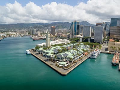 Ein Bild vom Campus der HPU aus der Luft über der Bucht von Honolulu