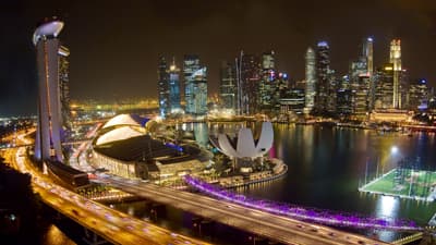Genieße den Ausblick von der Terrasse des Marina Bay Sands. Die Skyline von Singapur
