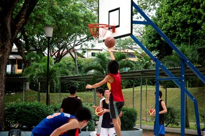 Sportkurse sind ein toller Ort, um neue Freundschaften zu schließen. Campus der JCU Singapore