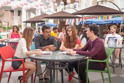 Studiere mit Menschen aus der ganzen Welt! Cafeteria der JCU Singapore
