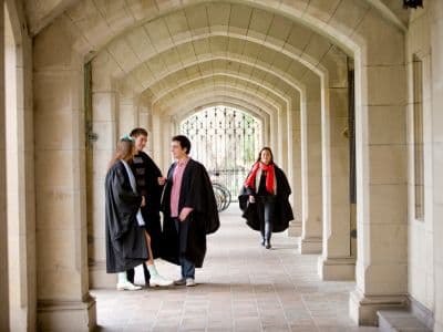 Absolvent*innen der Uni haben top Berufschancen. Absolvent*innen der Universität auf dem Campus