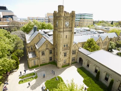 Der Campus der Universität ist in sich geschlossen und befindet sich trotzdem nahe des Zentrums von Melbourne Der Clock Tower auf dem Campus der Universität