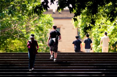 Studierende können sich auf einen nachhaltigen Campus freuen! Studierende auf dem Campus der Universität
