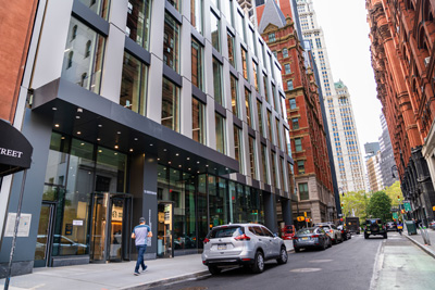 Der Eingang des Innenstadtcampus der Pace University in den Häuserschluchten New Yorks