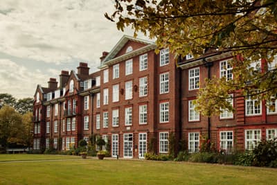 Bewirb dich jetzt! Hochschulgebäude der Regent's University London
