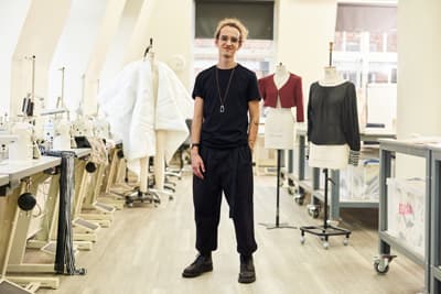 Die Regent's University London hilft dir dabei, ein professionelles Portfolio zu erstellen. Fashion Design Student an der Regent's University London