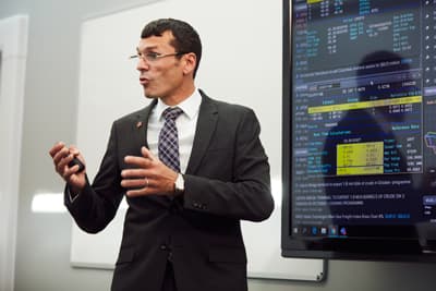 Wer wertvolle Erfahrungen in der Finanzbranche sammeln möchte, ist in London genau richtig! Anwendung von Finanzsoftware im Unterricht an der Regent_s University London