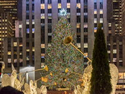 Der weltberühmte Baum am Rockefeller Center lockt jedes Jahr unzählige Menschen an. Der weltberühmte Weihnachtsbaum am Rockefeller Center