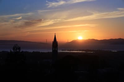 Ein Auslandssemester an der UC Berkeley bietet dir in vielerlei Hinsicht "beste Aussichten". Sonnenuntergang hinter "Campanile", dem Wahrzeichen der UC Berkeley