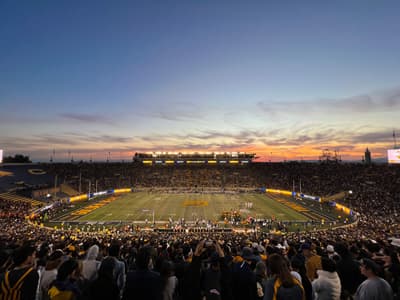 Auf dem Campus ist immer etwas los! Footballfeld auf dem Campus der UC Berkeley