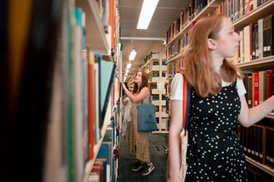 Die Bibliothek lädt direkt dazu ein, in vielen alten Texten zu schmökern Studierende in der historischen Bibliothek der University of York